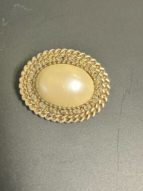 Vintage Gold-Tone Beige Oval Statement Brooch